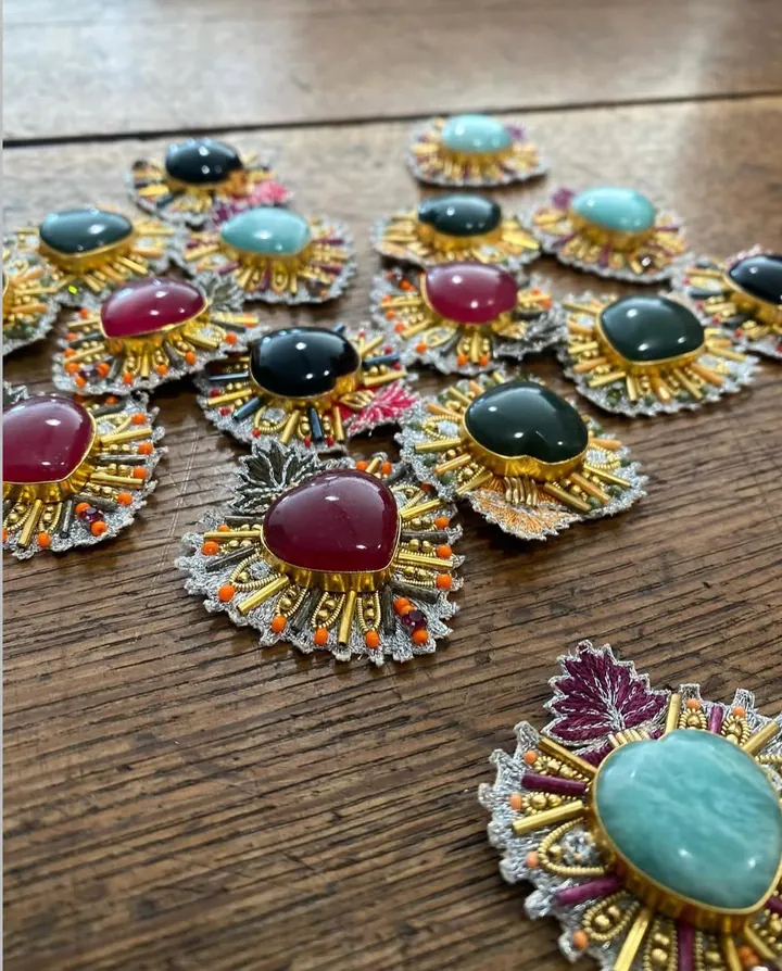 Boucles de ceinture bijoux exposées au showroom