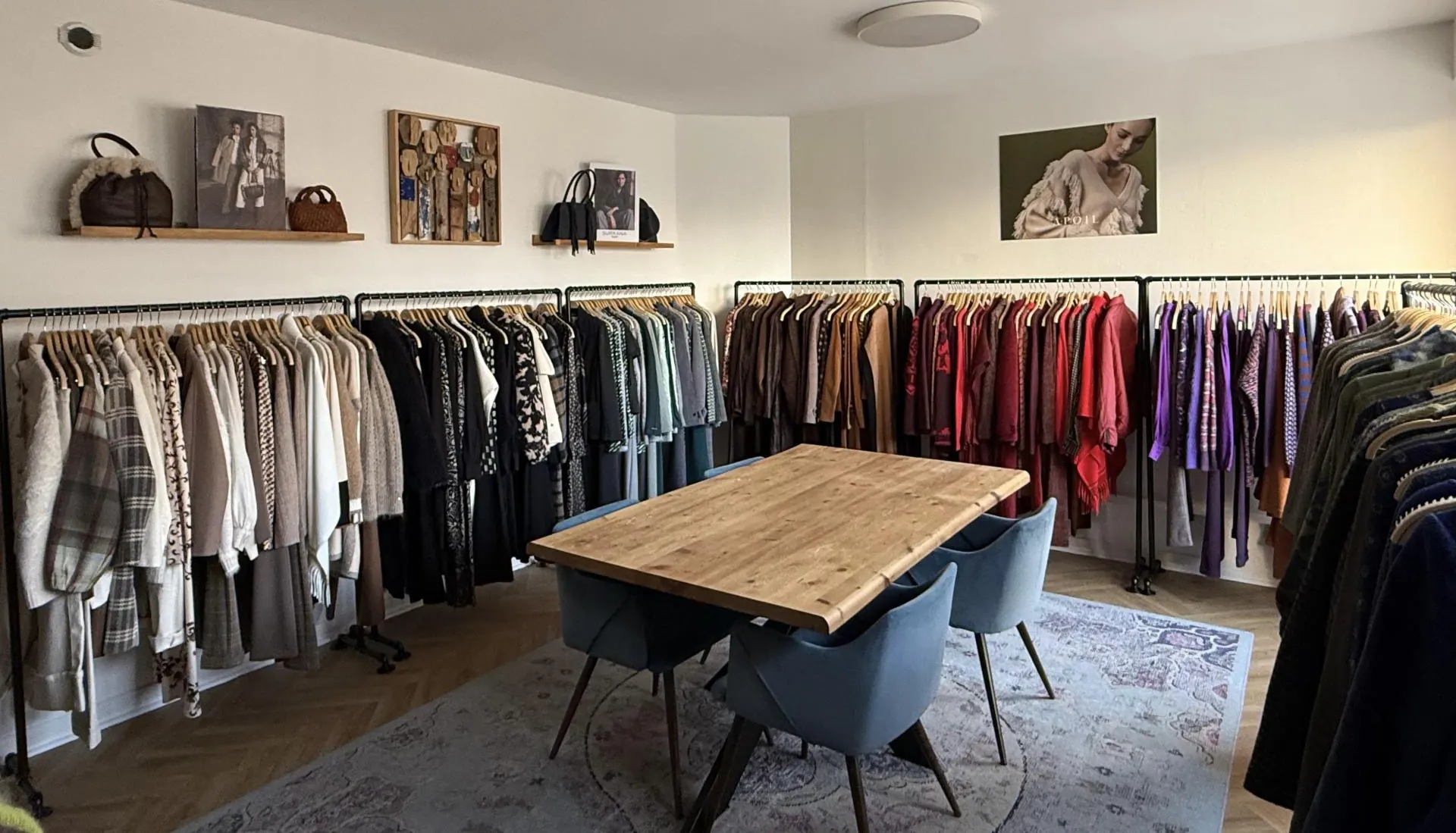 Le showroom Linda : portants de collections et table de rendez-vous